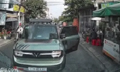 Tài xế vứt ô tô giữa đường bỏ đi, vài phút sau quay lại chửi bới, dọa đánh người