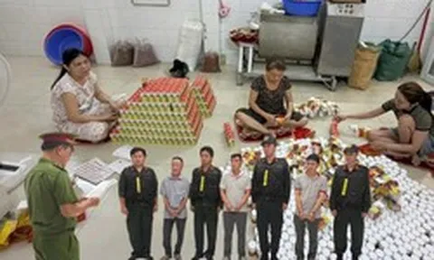 Khám xét khẩn cấp thu giữ 4.000 hộp thuốc, 790kg viên nang, bắt tạm giam chủ xưởng thuốc Thái Chánh Kiên