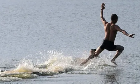 Kỳ tích khó tin: Cao thủ Thiếu Lâm chạy liên tục 125 mét trên mặt nước