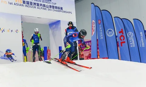 Giải trượt tuyết đổ đèo trong nhà đầu tiên tại Trung Quốc được FIS chứng nhận khai mạc tại Thâm Quyến, đánh dấu đà phát triển thể thao mùa đông ở miền Nam