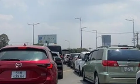 Kẹt xe hơn 10km ở TPHCM, phương tiện rồng rắn xếp hàng giữa nắng nóng