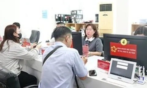 Từ ngày 1-5: Ai có quyền quyết định cho cán bộ TPHCM đi nước ngoài?