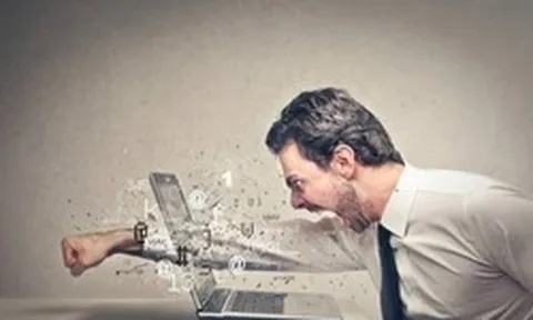 Hiệu ứng tâm lý Technostress: AI học việc trong 15 phút, nhân sự sợ bị bỏ rơi, phải liên tục chứng minh bản thân hữu ích, mệt mỏi hơn cả chạy deadline