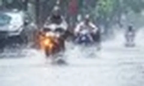 Dự báo thời tiết 17/5: Từ Bắc vào Nam nhiều nơi hứng mưa lớn, nguy cơ dông lốc
