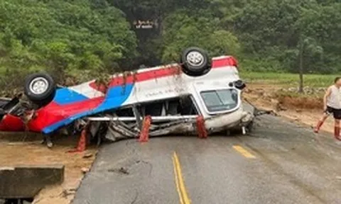 Mưa lũ cuốn trôi xe khách, tàn phá đường ở Cao Bằng