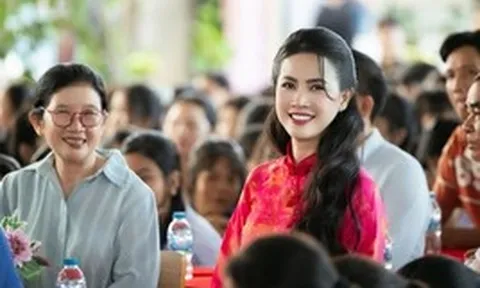 Hoa hậu Phan Thị Mơ trở về trường cũ, trao 30 triệu đồng hỗ trợ học sinh vượt khó