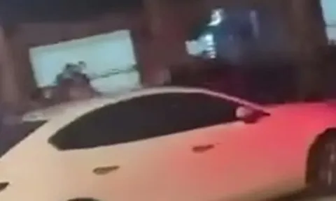 VIDEO: Tài xế lái xe ô tô cán qua người khác rồi bỏ chạy