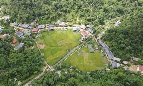 Khám phá hang động 250 triệu năm tuổi, hút khách Tây trekking ở Pù Luông