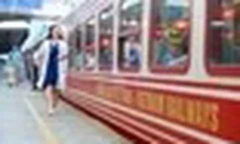 Chuyến tàu đặc biệt chở hơn 1.200 y bác sĩ Bệnh viện Bạch Mai lăn bánh