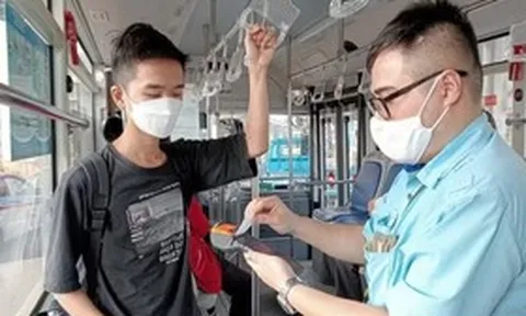 Hàng triệu người đi xe buýt cần lưu ý: Từ 1/7 sẽ có thêm một thao tác bắt buộc