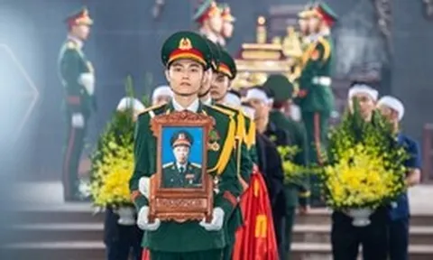 Xúc động hình ảnh đồng đội, người dân tiễn biệt Anh hùng La Văn Cầu