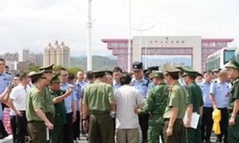 Tiếp tục bàn giao 30 đối tượng lừa đảo công nghệ cao cho Công an Trung Quốc