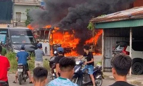 Hai xe khách bốc cháy dữ dội trong bãi đỗ ở Ninh Bình