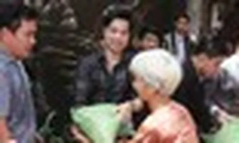 "Ông hoàng nhạc sến" yêu Việt Nam da diết: Ở nhà nghìn tỷ, bị cắt điện vì hết tiền