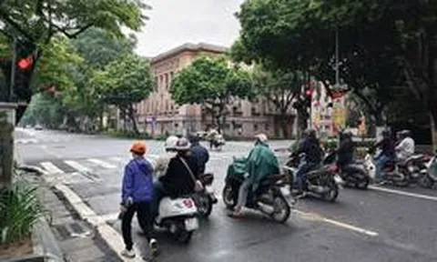 Người đi xe máy khi dừng đèn đỏ có được sử dụng điện thoại không? Cơ quan công an giải đáp