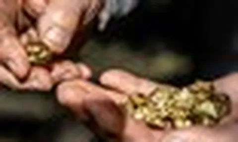 Phát hiện khối lượng lớn vàng, bạc, hổ phách nằm rải rác tại một tuyến cao tốc