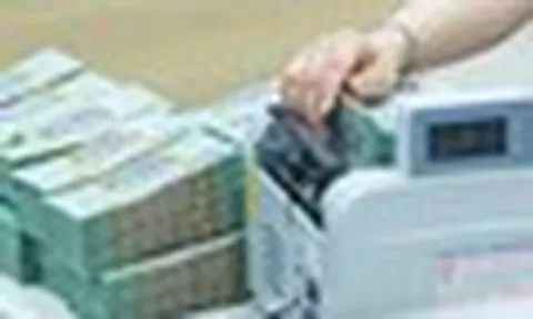 Nhiều người tất toán trước hạn sổ tiết kiệm để gửi lại