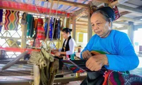 Giữ nghề dệt thổ cẩm, tạo sinh kế từ du lịch cho người dân vùng cao