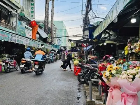 Chợ hoa lớn nhất TP.HCM vắng vẻ trước dịp lễ 20/10