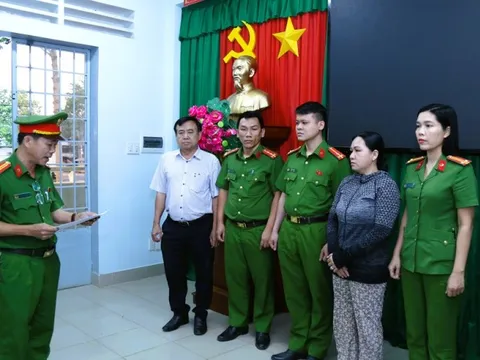 Thi hành lệnh bắt tạm giam và khám xét đối với Lê Thị Bích Phượng