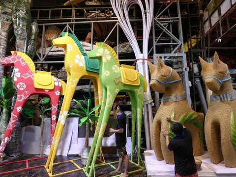 Chiêm ngưỡng linh vật ngựa Thánh Gióng cao gần 7m của Tp.HCM trước giờ “lên phố” Nguyễn Huệ