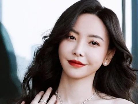 Nữ ca sĩ nổi tiếng ngất xỉu trên sân khấu, cấp cứu trong hôn mê khiến khán giả lo lắng