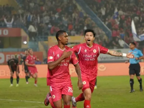 Ngược dòng nghẹt thở, CAHN hạ Ninh Bình 3-2 giành ngôi đầu V.League