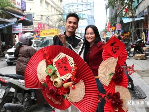 Phố bán đồ trang trí lớn nhất xứ Nghệ nhộn nhịp những ngày cận Tết