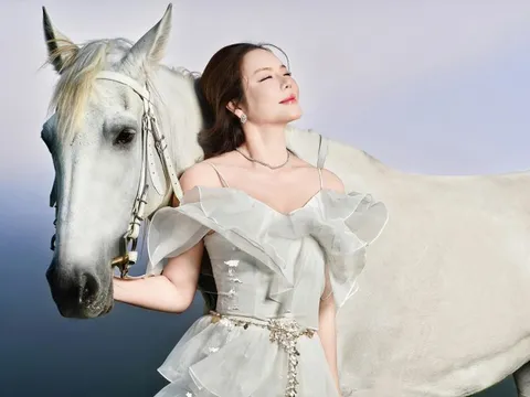 Lý Nhã Kỳ khoe nhan sắc rạng ngời