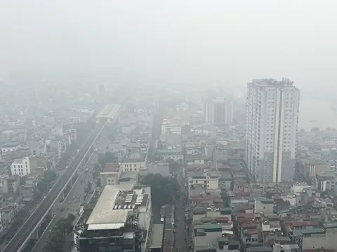 Sương mù kèm bụi mịn dày đặc, không khí Hà Nội ô nhiễm thứ 2 thế giới