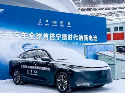 Hãng xe xây nhà máy ở Huế ra mắt xe điện dùng pin ion natri đầu tiên trên thế giới: Sạc 1 lần đi hơn 400km, hợp tác cùng ông trùm pin CATL