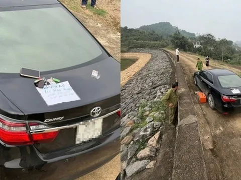 Người đàn ông có biểu hiện bất thường để xe ô tô, điện thoại bên hồ với tờ giấy "tuyệt mệnh"
