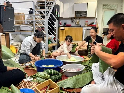 Gói bánh chưng, gói cả một mùa Tết cho trẻ