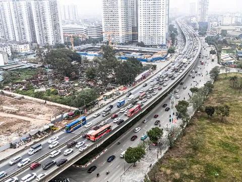 Người dân ùn ùn về quê, Vành đai 3 Hà Nội ùn tắc kéo dài 5km sáng 26 Tết