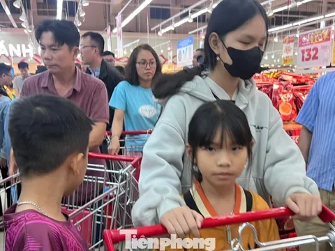 Nửa đêm, siêu thị vẫn ken đặc người mua sắm Tết