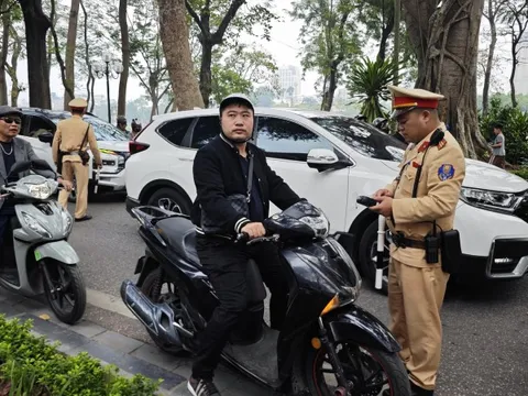 Chùm ảnh: CSGT tại Hà Nội ra quân đo nồng độ cồn từ 10h sáng Mùng 1 Tết