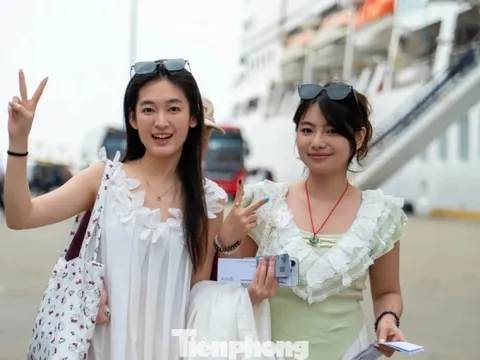 Tàu biển quốc tế chở gần 2.400 khách du lịch Quảng Ninh mùng 1 Tết