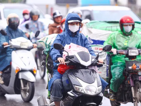 Đội mưa gió, dòng người ùn ùn đổ về Thủ đô sau kỳ nghỉ Tết