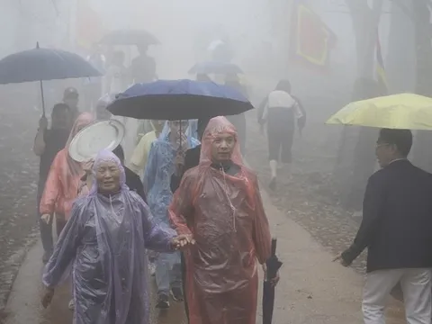 Trong màn mưa, dòng người vẫn đổ về "huyệt đạo thiêng" Am Tiên trước ngày 'mở cổng trời'