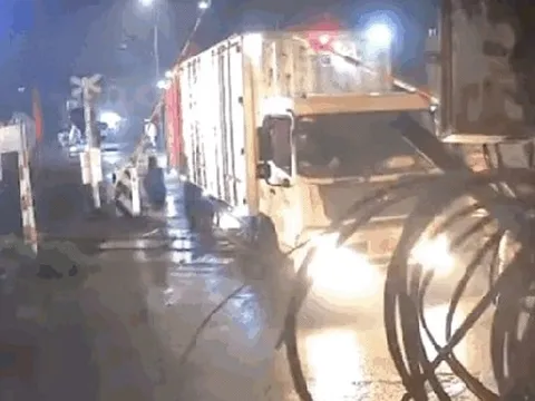 Video: Kinh hoàng khoảnh khắc tàu hoả tông nát xe tải