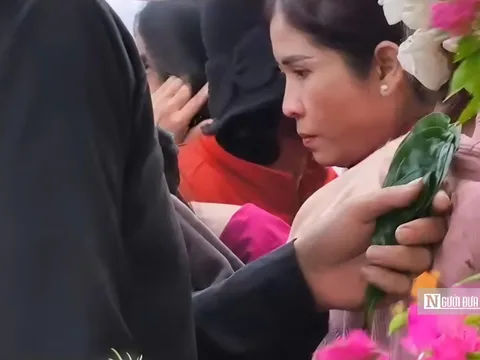 Độc lạ đi chợ không tiền, nhận lộc bằng những chiếc lá xanh