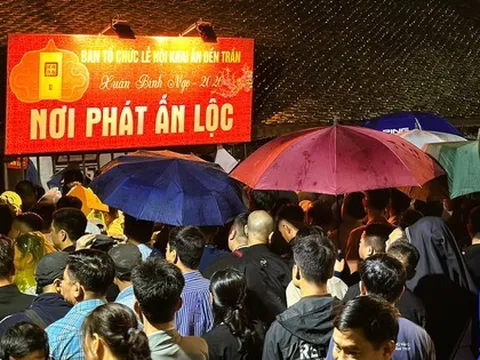 Hàng ngàn người "đội mưa" xuyên đêm chờ xin ấn đền Trần