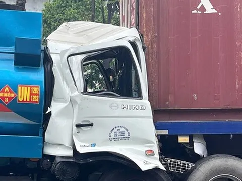 Xe container đang dừng đèn đỏ thì bị tông, gây ùn tắc hơn 1 km