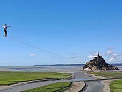 Chàng trai đi chân trần trên sợi cáp dài hơn 2km lập kỷ lục Guinness