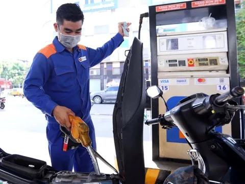 Hoả tốc: Doanh nghiệp xăng dầu được điều chỉnh giá ngay khi biến động 7%, RON 95 tăng 4.700 đồng/lít