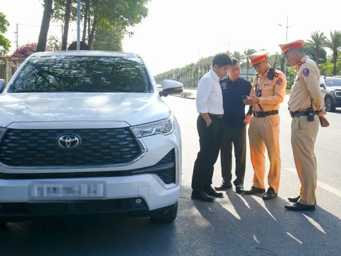 Dừng xe sai quy định gần sân bay, tài xế phân trần ‘chỉ chờ khách một lúc’