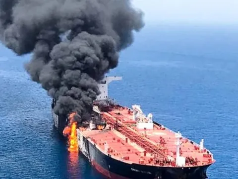 Nhiều tàu trúng đạn ở eo biển Hormuz