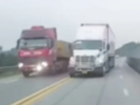 Phạt 5 triệu đồng tài xế container lấn làn ngược chiều trên cao tốc