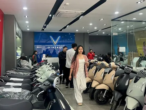 Hết mua vàng bạc, người dân giờ xếp hàng, bốc số mua xe máy điện: Đại lý cháy hàng, khách phải cọc đợi vài ngày mới có xe