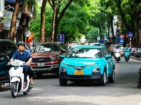 Xe điện taxi bất ngờ giảm cước giữa lúc giá xăng tăng